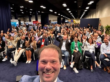 Large group of attendees smiling and posing for a photo at the Gartner ReimagineHR conference, indicating high engagement and interest in HR and finance alignment topics